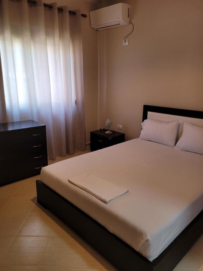 Marina Apartment Sarandë Esterno foto