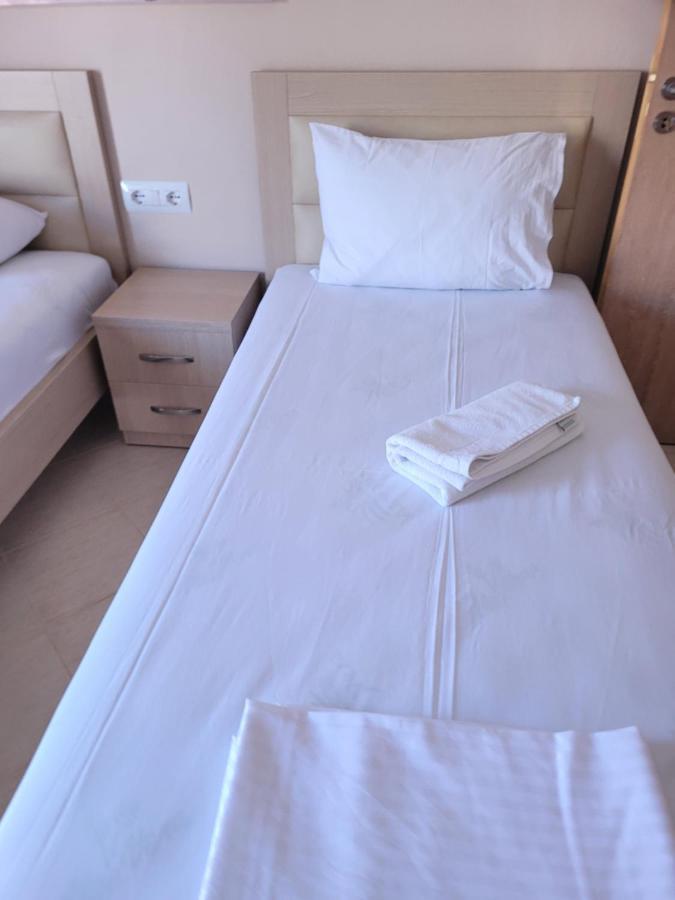 Marina Apartment Sarandë Esterno foto