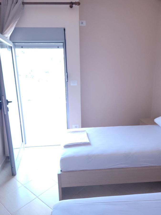 Marina Apartment Sarandë Esterno foto