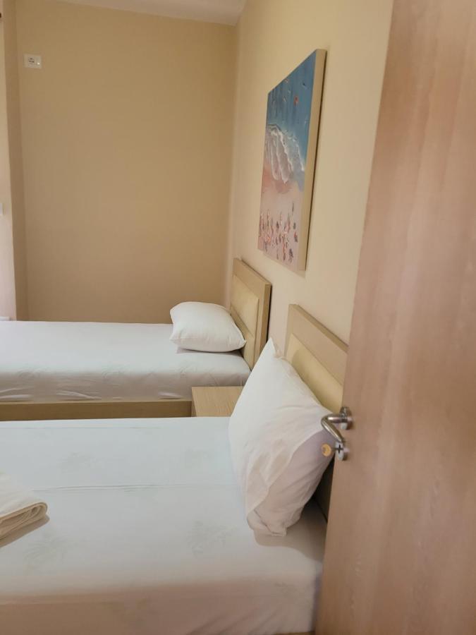 Marina Apartment Sarandë Esterno foto